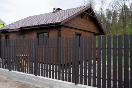 La pose de cl&ocirc;ture, &eacute;tapes et conseils pour un r&eacute;sultat durable